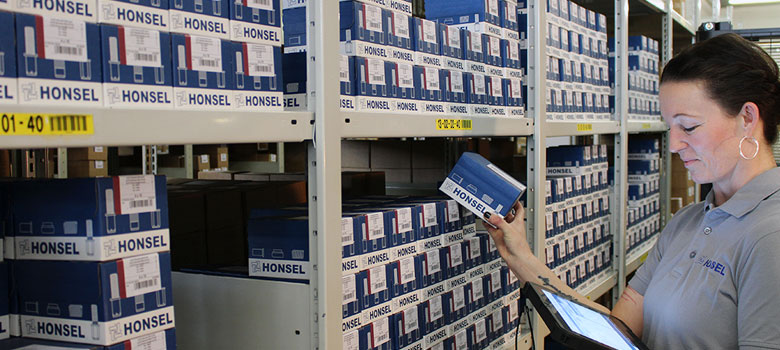 [Translate to english:] Regal mit Verpackungen