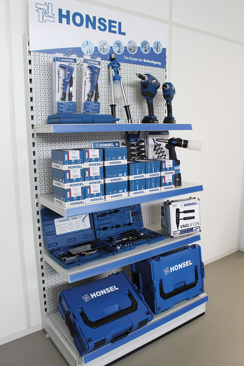 [Translate to english:] Regalwand mit Werkzeuge und Verbinder.