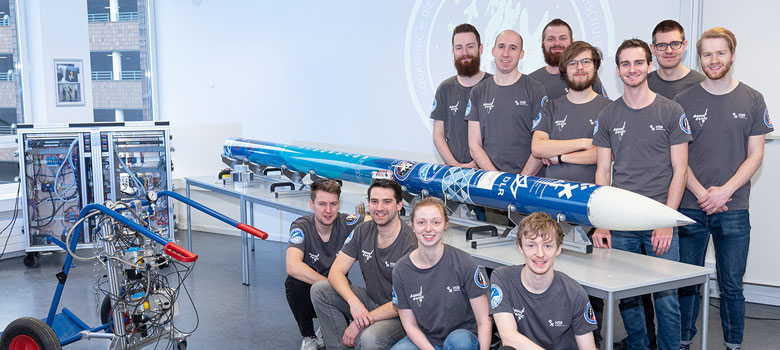 [Translate to english:] Wetterrakete und das Team von Institut für Aerospace-Technologie​​​​​​​ der Hochschule Bremen